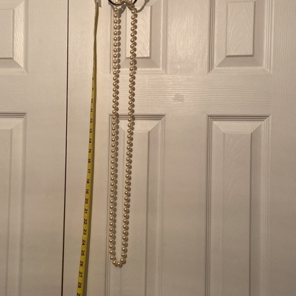 Beautiful large faux pearl necklace. - Picture 3 of 5